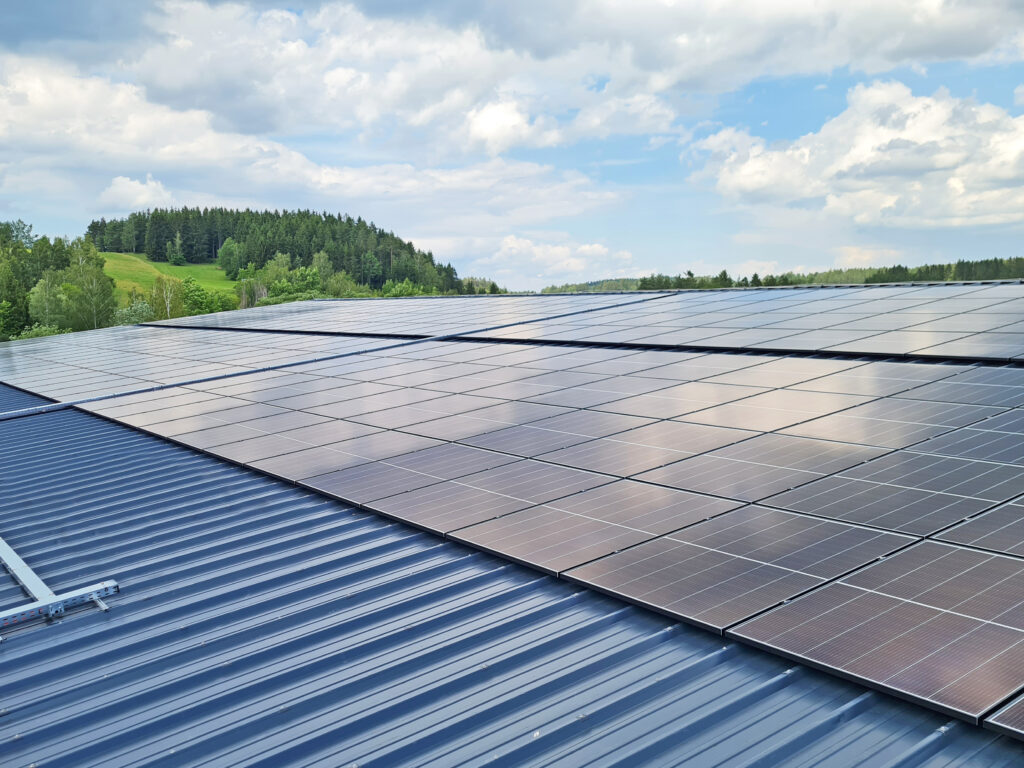 Das ist eine Photovoltaik Anlage von der Firma EPS Electric Power Systems GmbH am Bauhof Groß Gerungs installiert