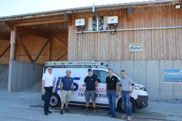 Das Team von EPS mit Buergermeister Laister und Mitarbeitern am Bauhof Gross Gerungs
