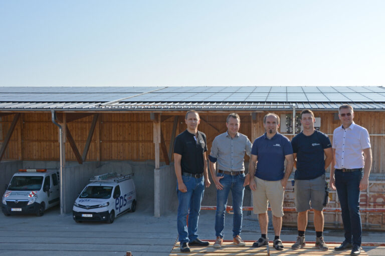 Markus Koppensteiner und Benjamin Wagner vom EPS Team mit Buergerneister und Mitarbeitern vor der PV-Anlage am Bauhof Gross Gerungs