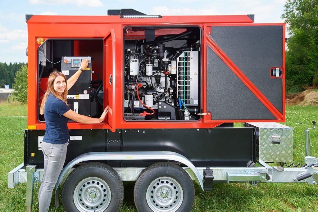 Verena Broederbauer von EPS zeigt die Funktionen vom Diesel Notstromaggregat