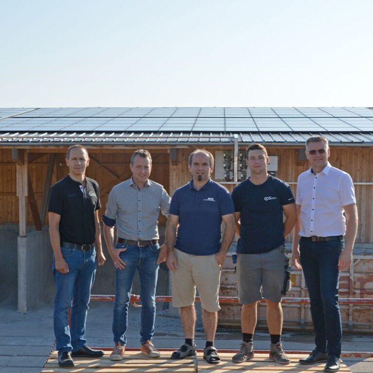 Markus Koppensteiner und Benjamin Wagner vom EPS Team mit Buergerneister und Mitarbeitern vor der PV-Anlage am Bauhof Gross Gerungs