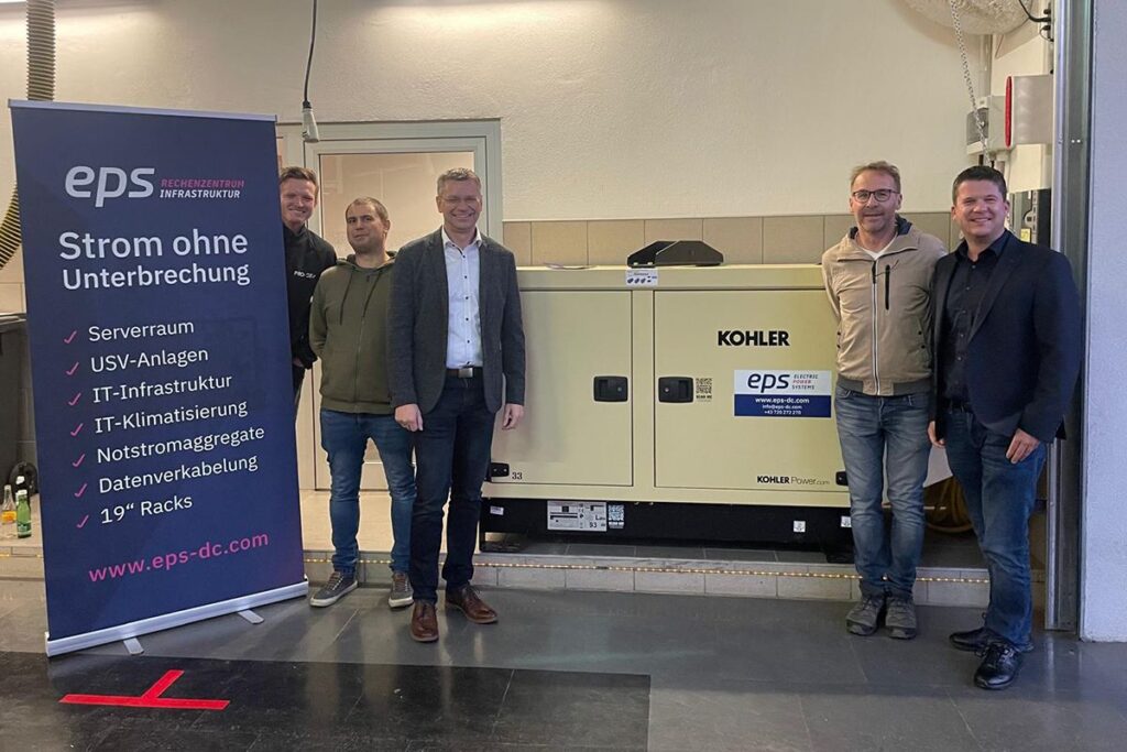 Buergermeister von Gross Gerungs Christian Laister mit der Freiwilligen Feuerwehr und Peter Reisinger, Prokurist von EPS