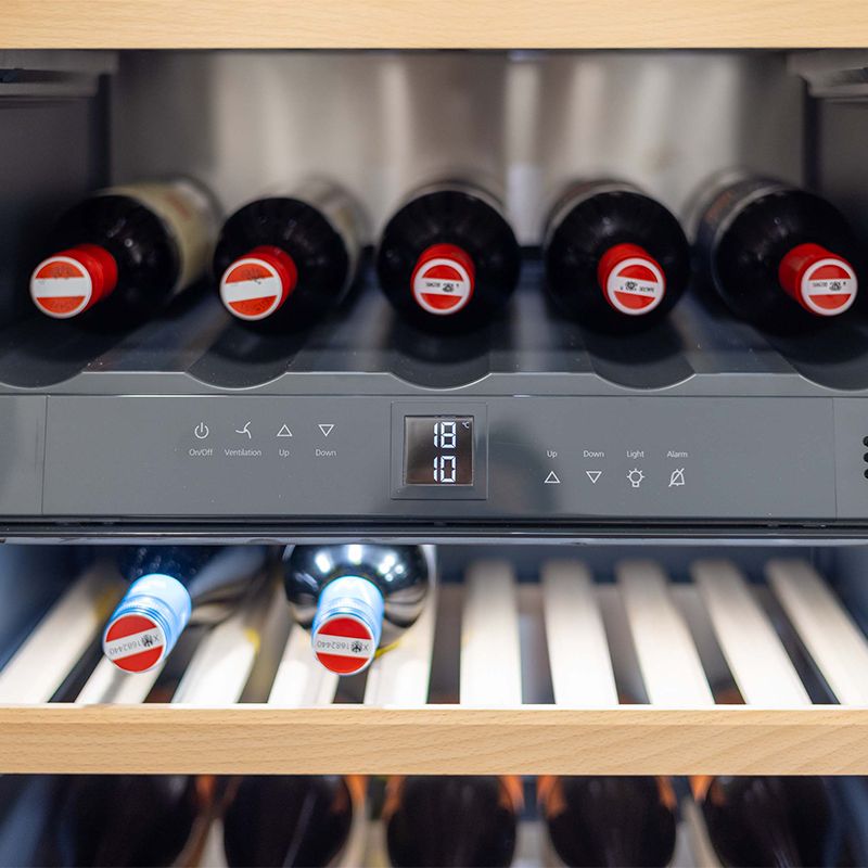 Sie sehen einen Getraenkekuehlschrank von Liebherr, erhaeltlich bei EPS Modern Electric.