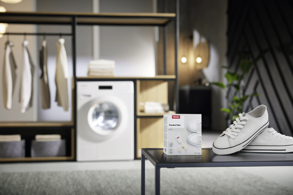 Sie sehen die Miele Waschmaschine mit Sneaker Wash Funktion.