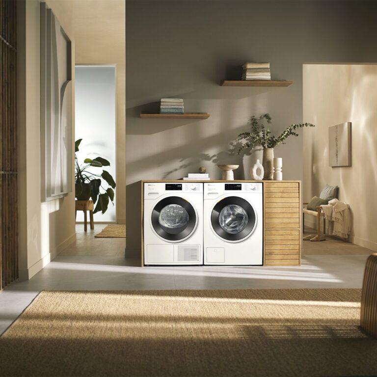 Sie sehen hier die Waschmaschine und den Trockner von Miele mit der Funktion Sneaker Wash.