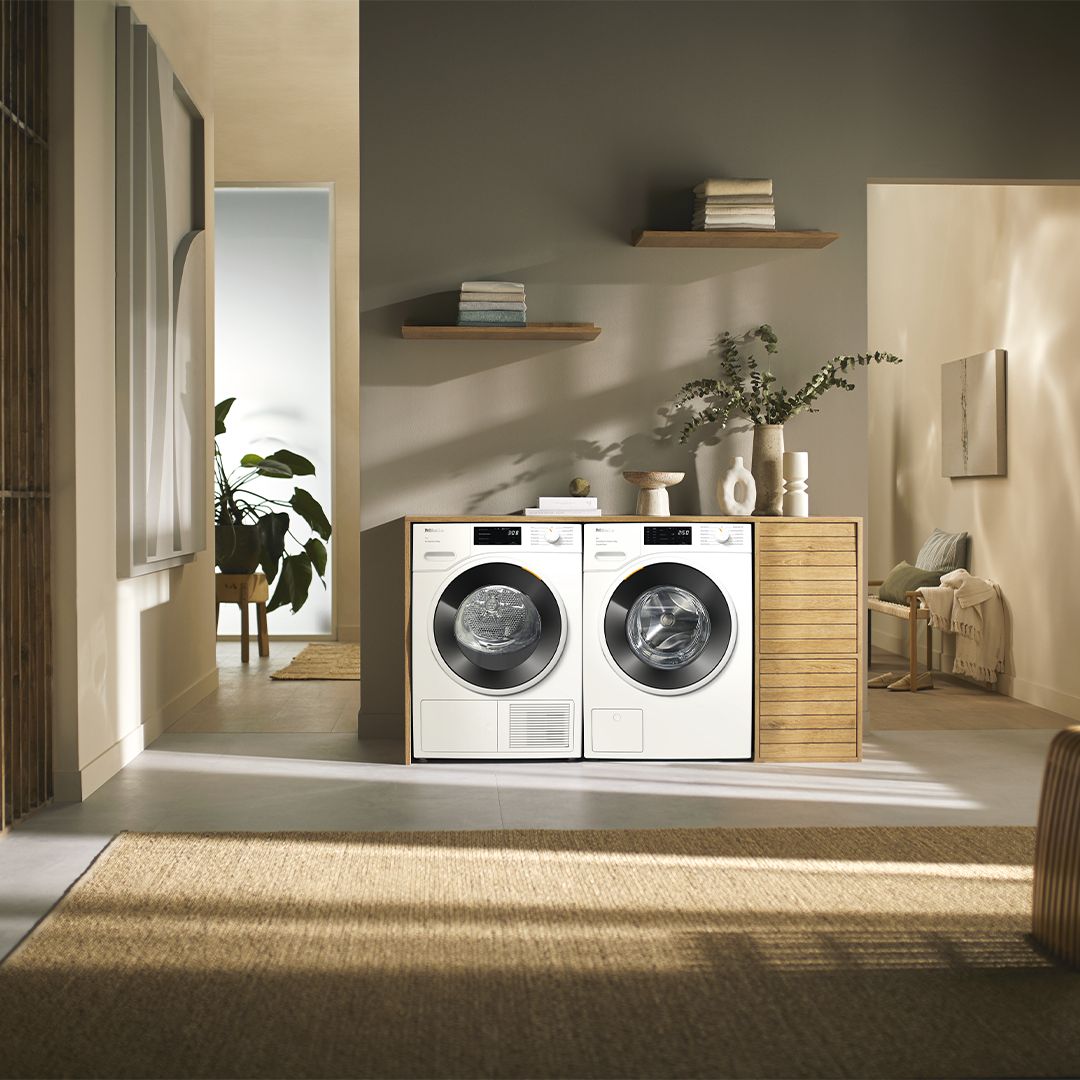 Sie sehen hier die Waschmaschine und den Trockner von Miele mit der Funktion Sneaker Wash.