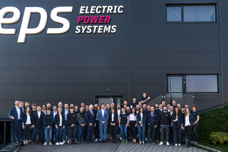Das gesamte Team der EPS steht vor dem Gebaeude in Dietmanns.